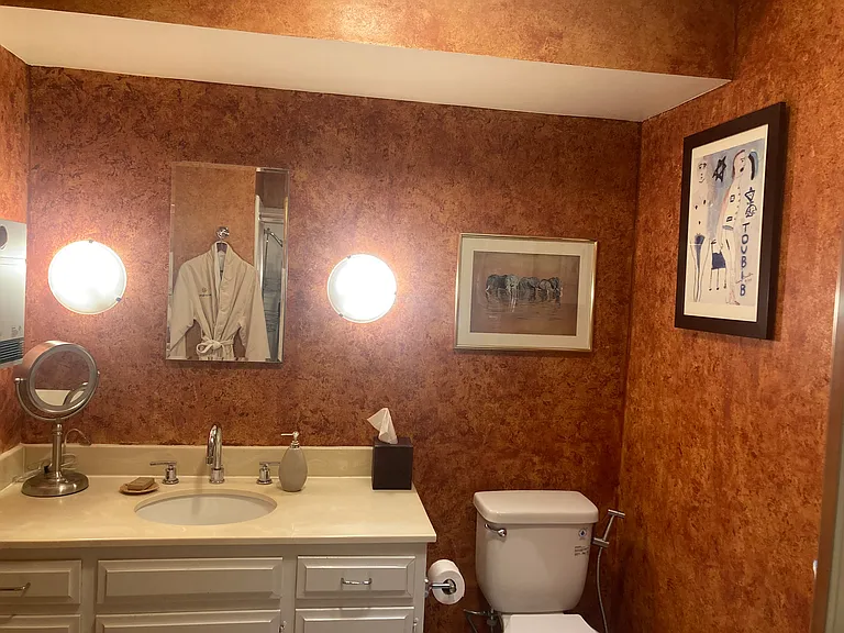 bathroom with tub