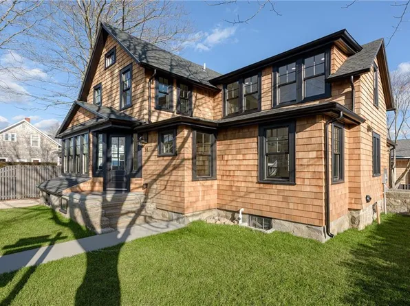 14 Robinson St #A, Narragansett, RI 02882