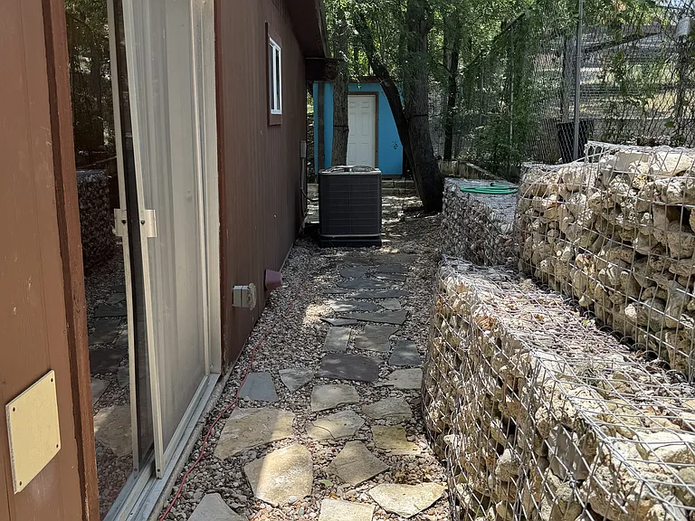 1715 Woodland Ave — Photo 12