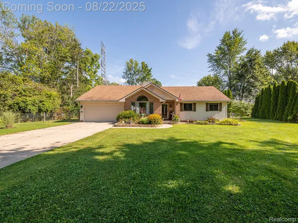 24433 Dugan Dr, New Boston, MI 48164