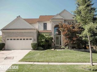 1658 Snowy Owl Ct, Rochester, MI 48307