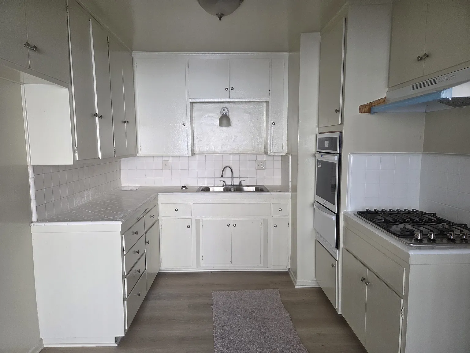 928 W Huntington Dr — Photo 2