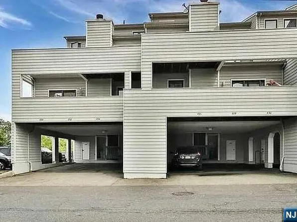 833 Topsail Ln, Secaucus, NJ 07094