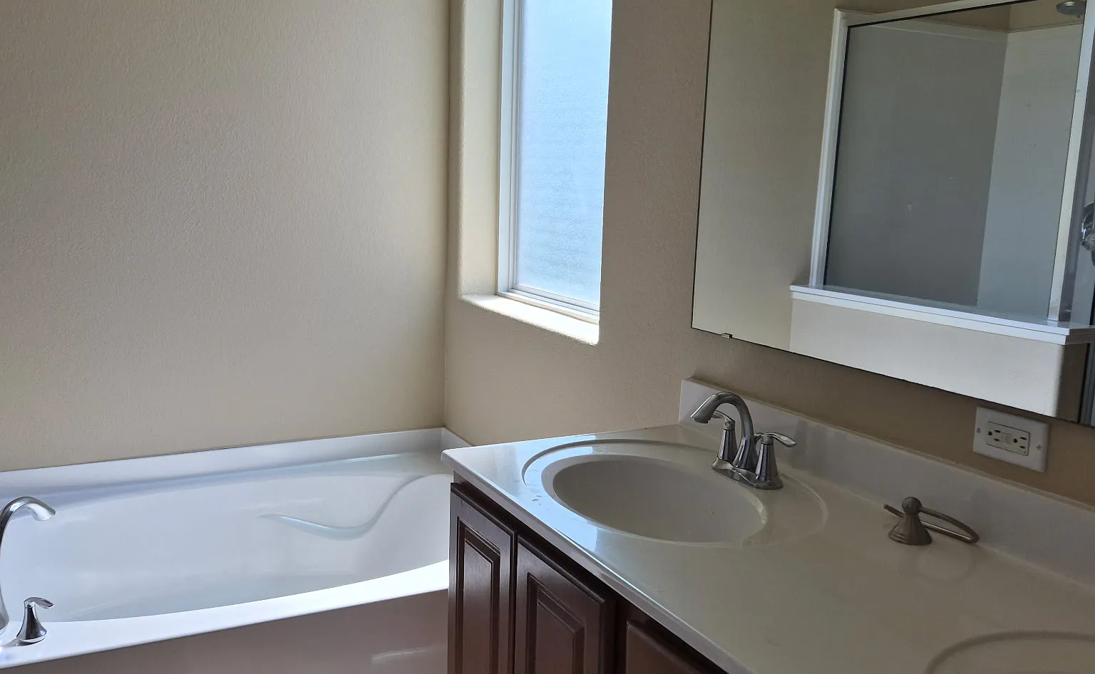3 bed, 1389 sqft, $2,050 — Photo 2