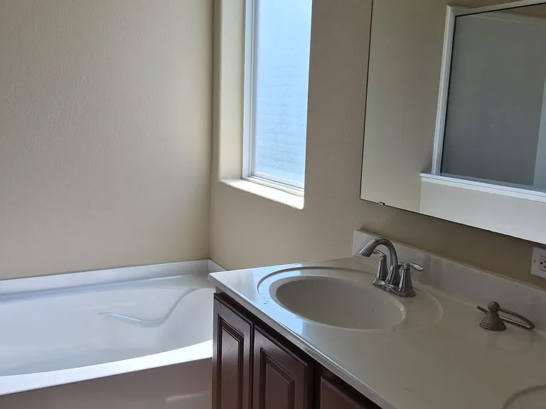 1705 Barlow Trl — Photo 2