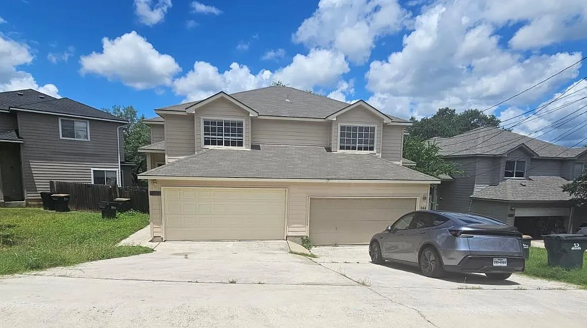 3 bed, 3.5 bath, 2746 sqft, $1,700 — Photo 1