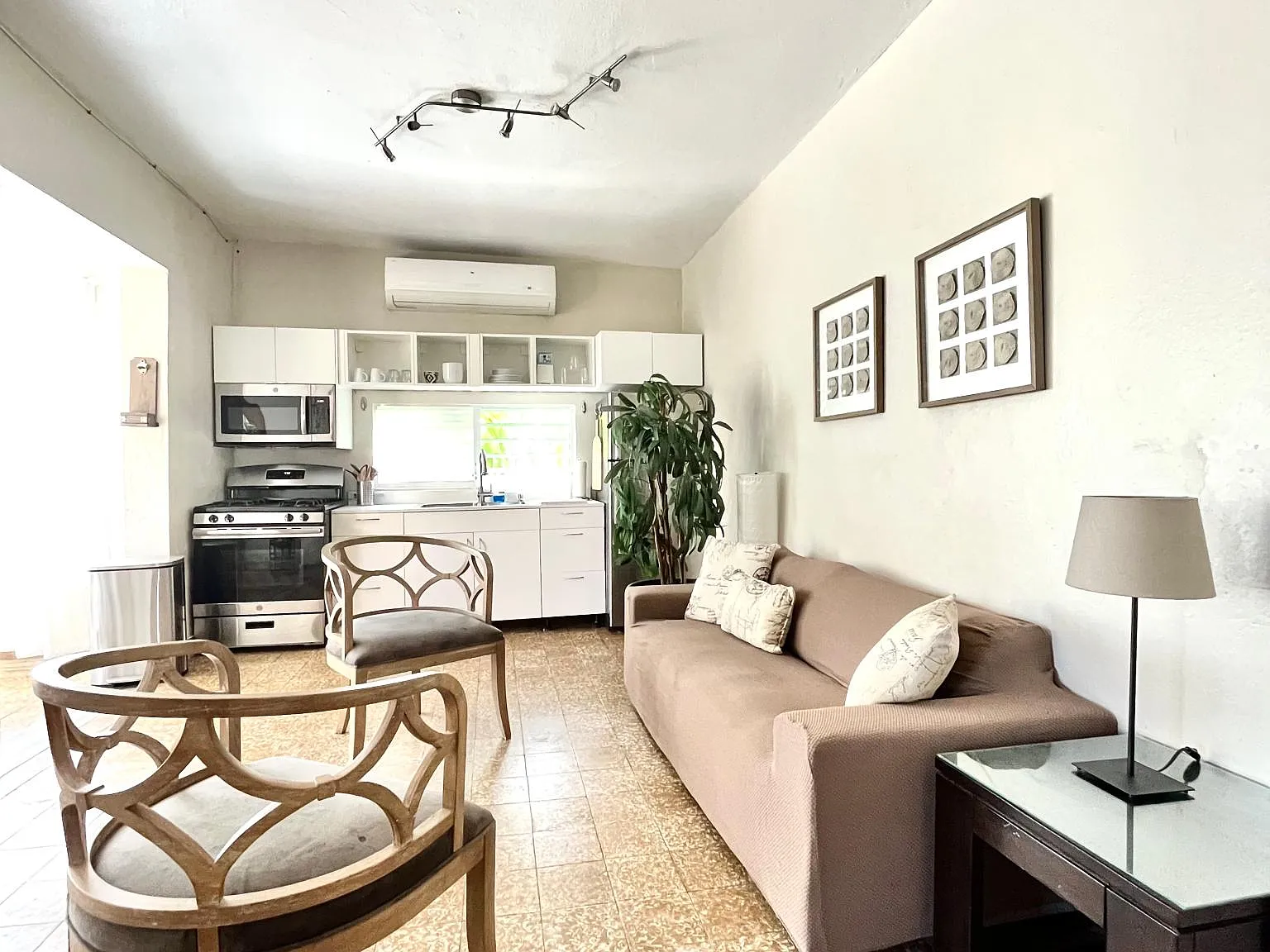 3 bed, 1000 sqft, $3,000 — Photo 2