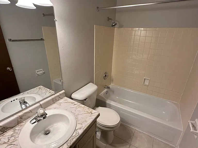 Plaza IV Apartments in St. Francis. — Photo 10