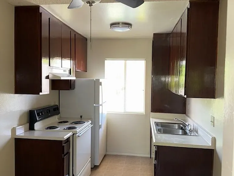 Large 2 bedroom Apartment in Clairemont — Photo 13