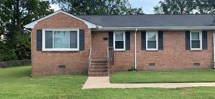 3 bed, 1.0 bath, 1100 sqft, $1,350 — Photo 1