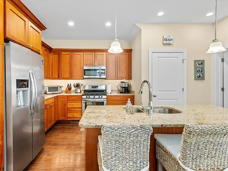 16 S Decatur Ave #9/15-10/31 — Photo 12