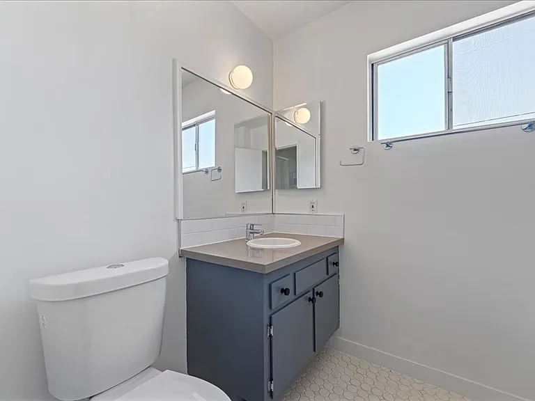 1437 E Windsor Rd #16 — Photo 12