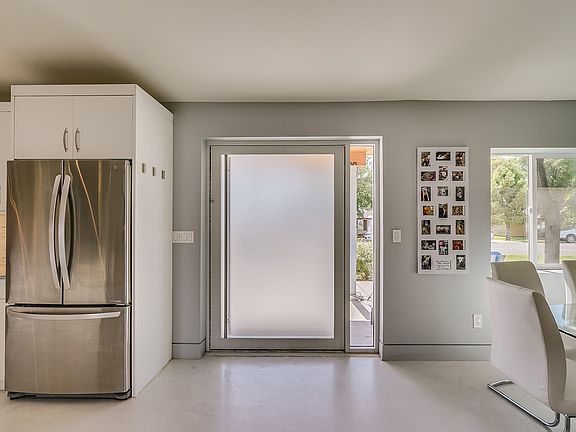 3rd image of 4036 E Clarendon Ave