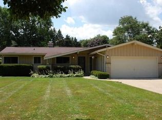 3325 N Knoll Ter, Wauwatosa, WI 53222