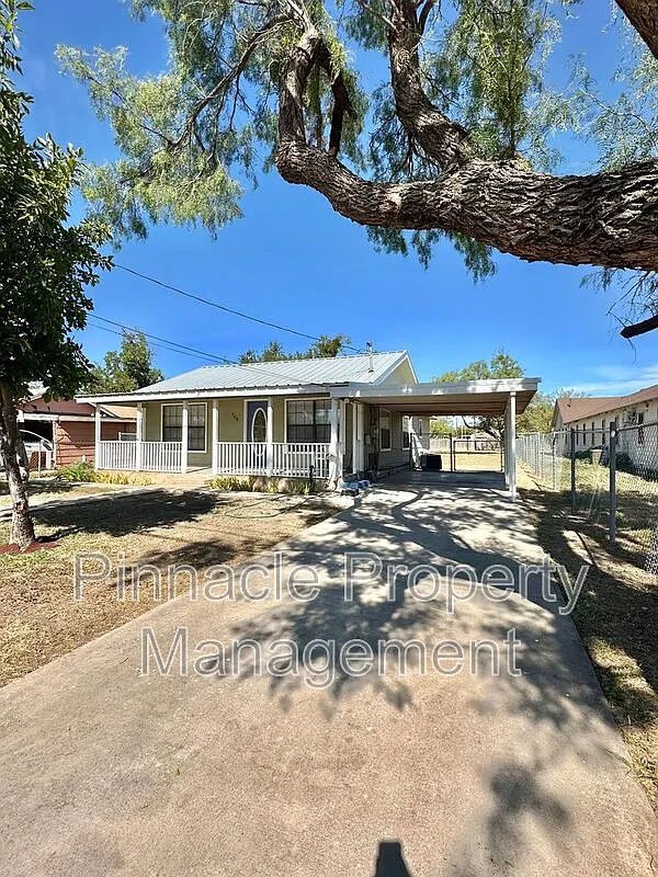 2 bed, 1.0 bath, 884 sqft, $1,350 — Photo 4
