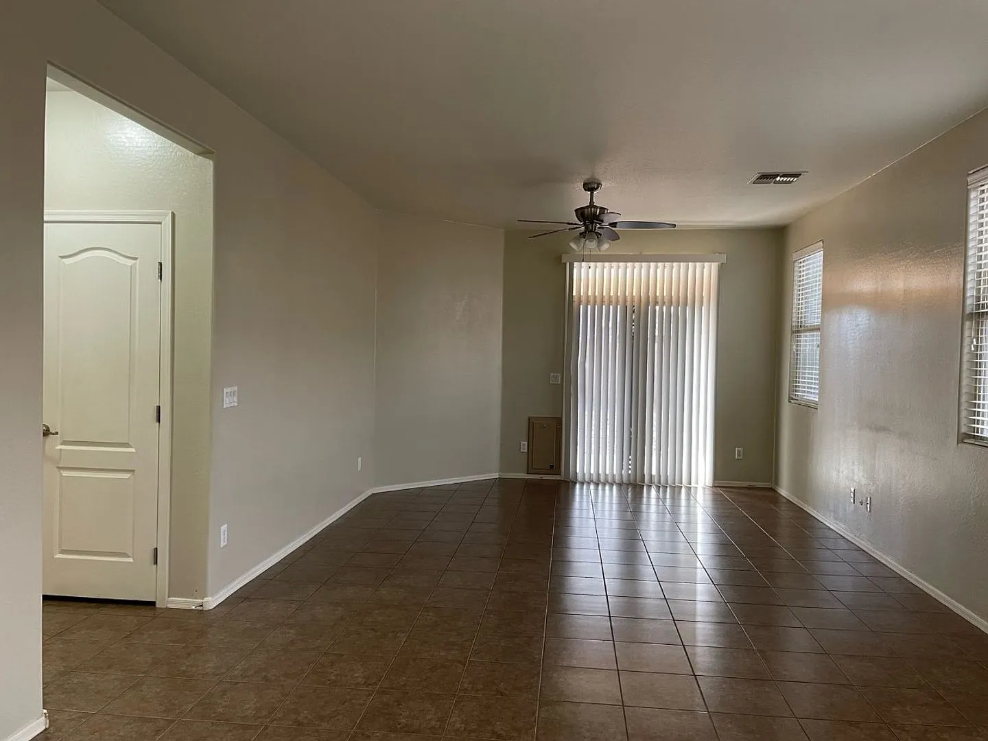 Attractive 3 bed, 2 bath home — Photo 4