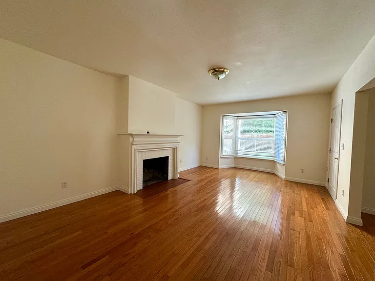 1422-1426 1/2 Midvale Ave — Photo 2