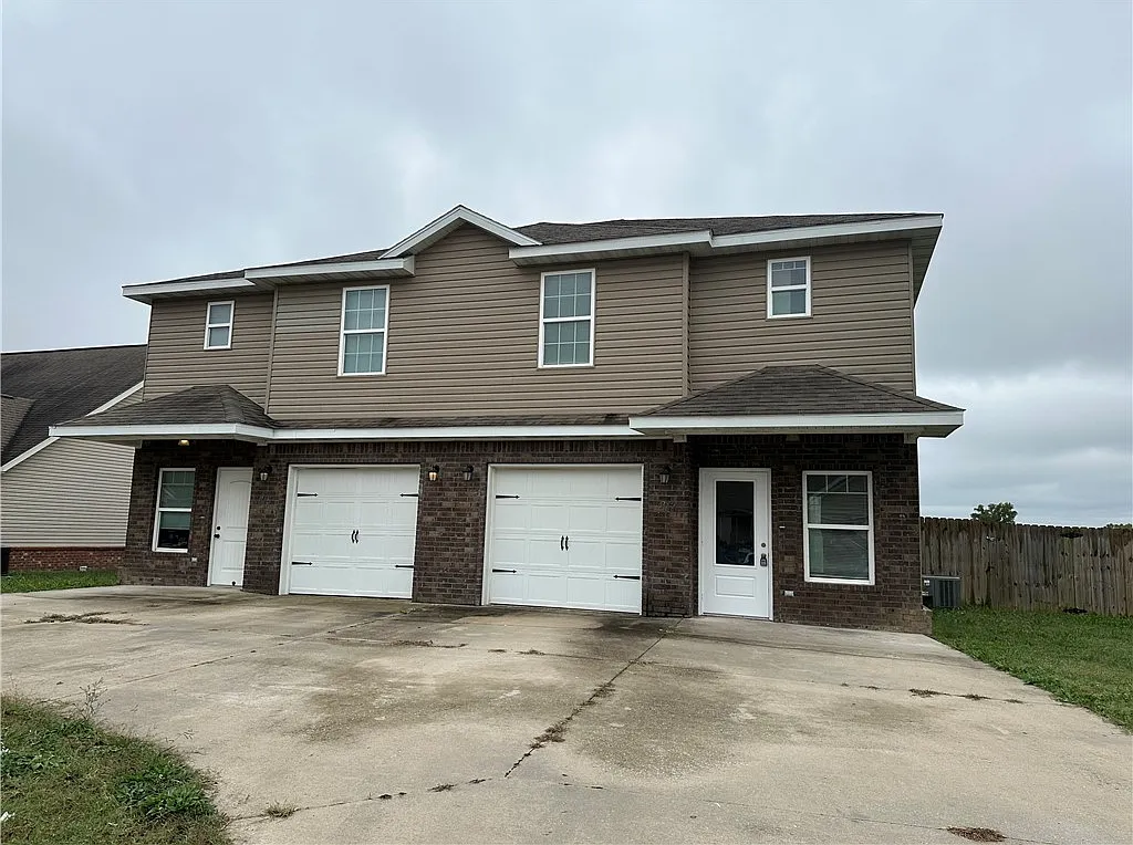 3 bed, 2.0 bath, 1400 sqft, $1,150 — Photo 1
