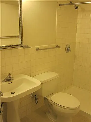 348 College St — Photo 23