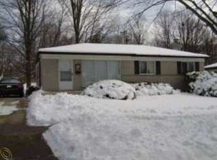 1392 Maple Dr, Rochester, MI 48307