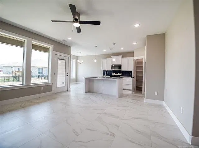 3 bed, 2.0 bath, 1346 sqft, $1,650 — Photo 2