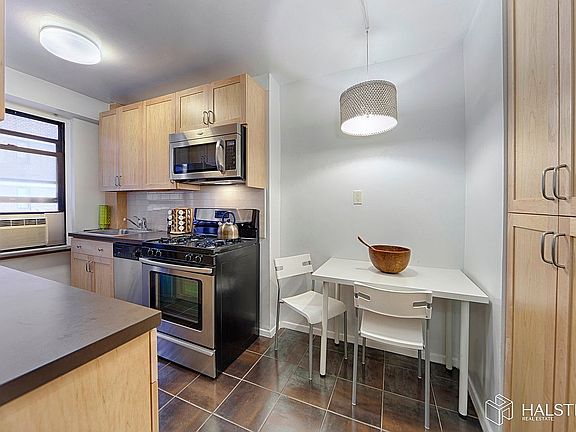 3rd image of 264 Broadway Unit B902