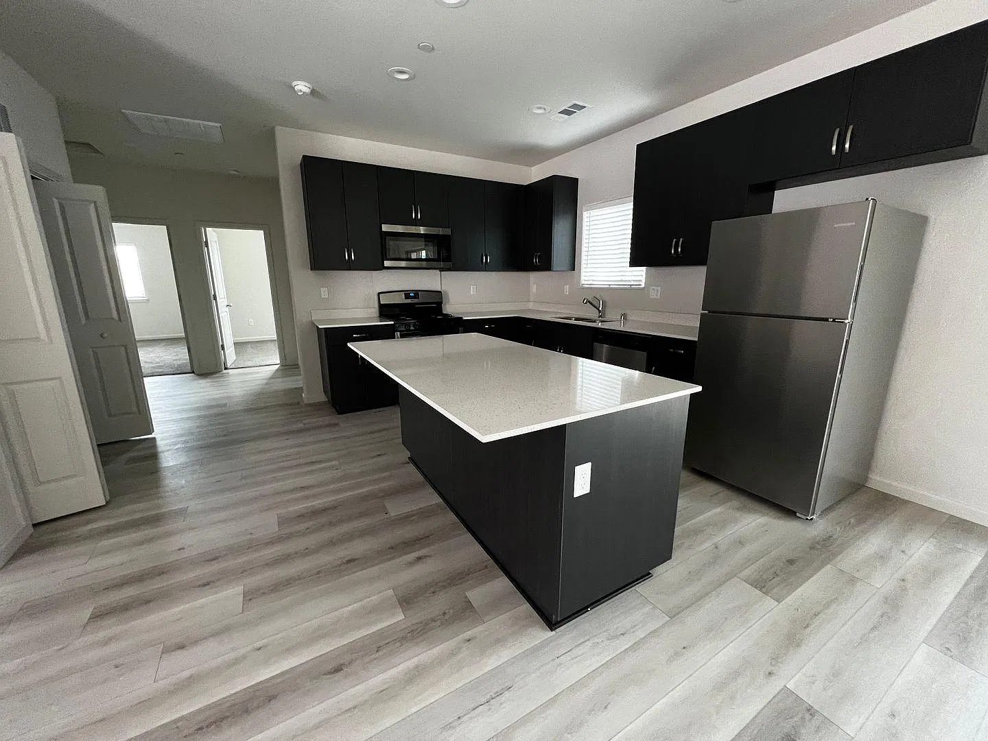 2 bed, 1000 sqft, $1,925 — Photo 2