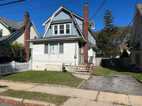 4 Everett Street, Lynbrook, NY 11563