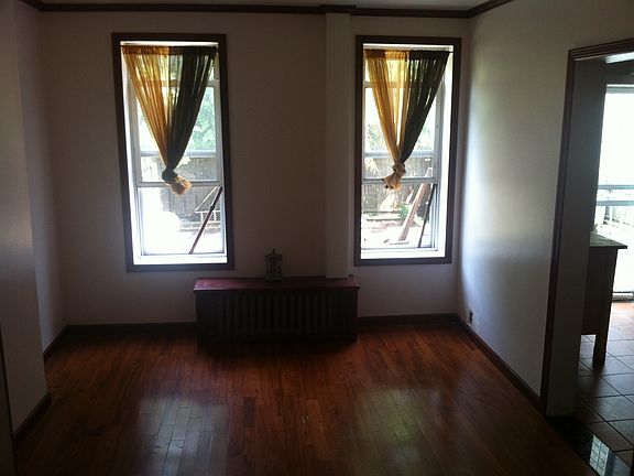 4th image of 441 Ashford St