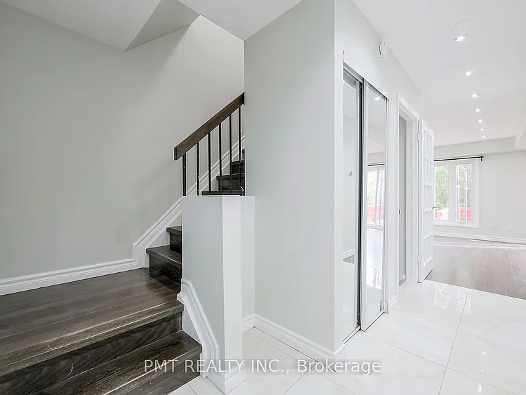 26 Granada Cres — Photo 6