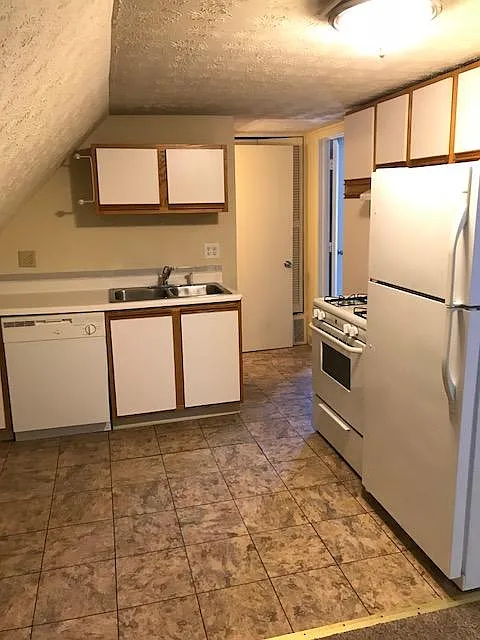 26D- Kitchen - 26D W Norwich Ave #D