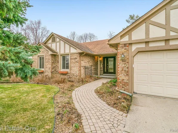 16161 Weatherfield Dr, Northville, MI 48168