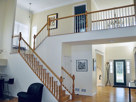 4th image of 385 Hillview Dr
