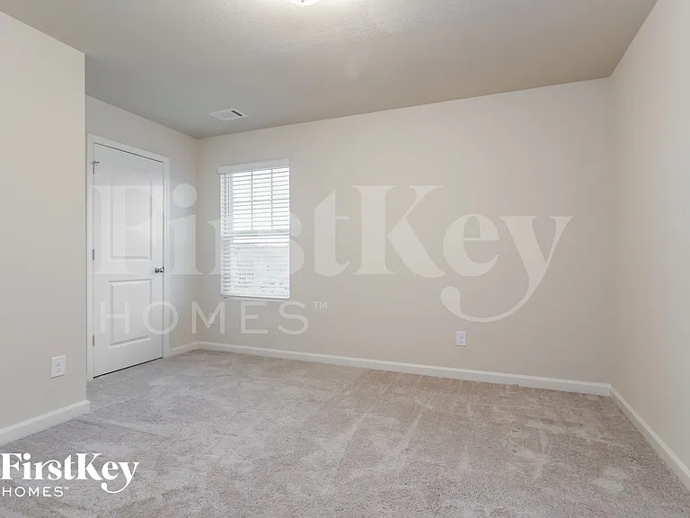 323 Darling Ln — Photo 9