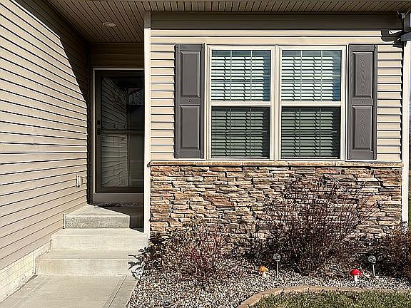 3rd image of 210 NW Autumn Crest Dr