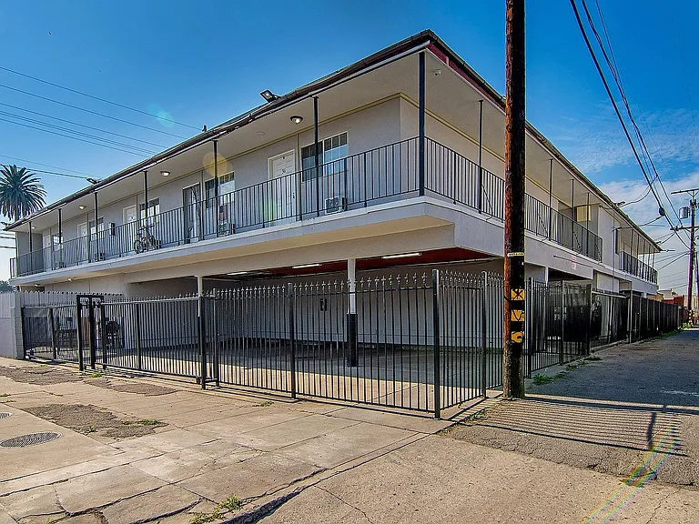 West Adams Studio Apartments — Photo 29