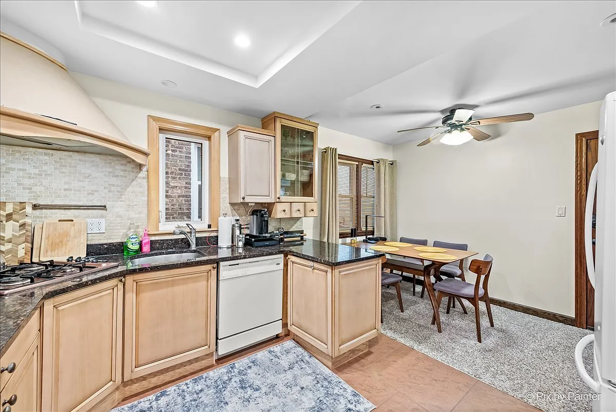 3 bed, 1100 sqft, $2,200 — Photo 2