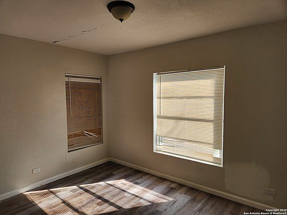 2nd image of 2215 Hays St