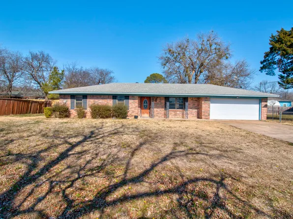 305 Gene Autry Dr, Tioga, TX 76271