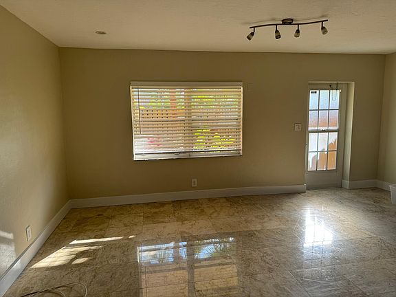 5th image of 728 NE 13th Ct Unit 9