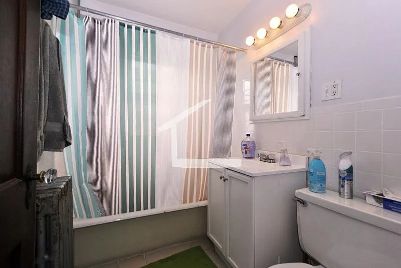 3 bed, 1.0 bath, $3,800 — Photo 3