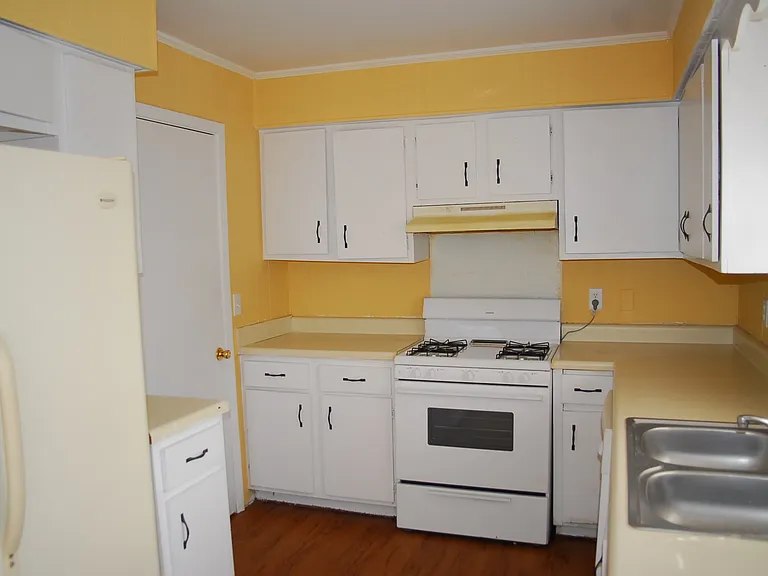 2508 Halsel St — Photo 2