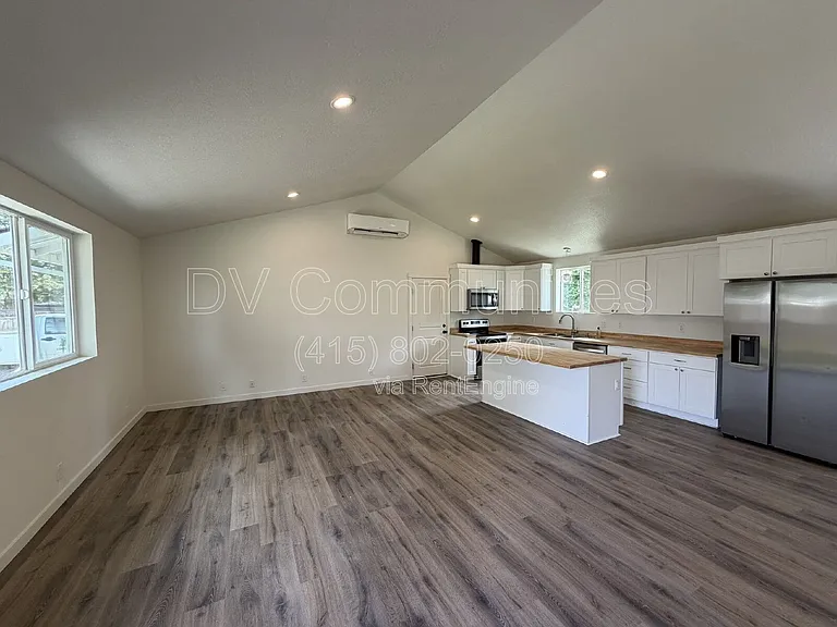 1246 Hughes St — Photo 4