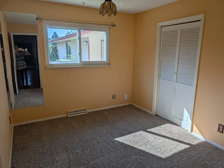 2nd bedroom upstairs with closet