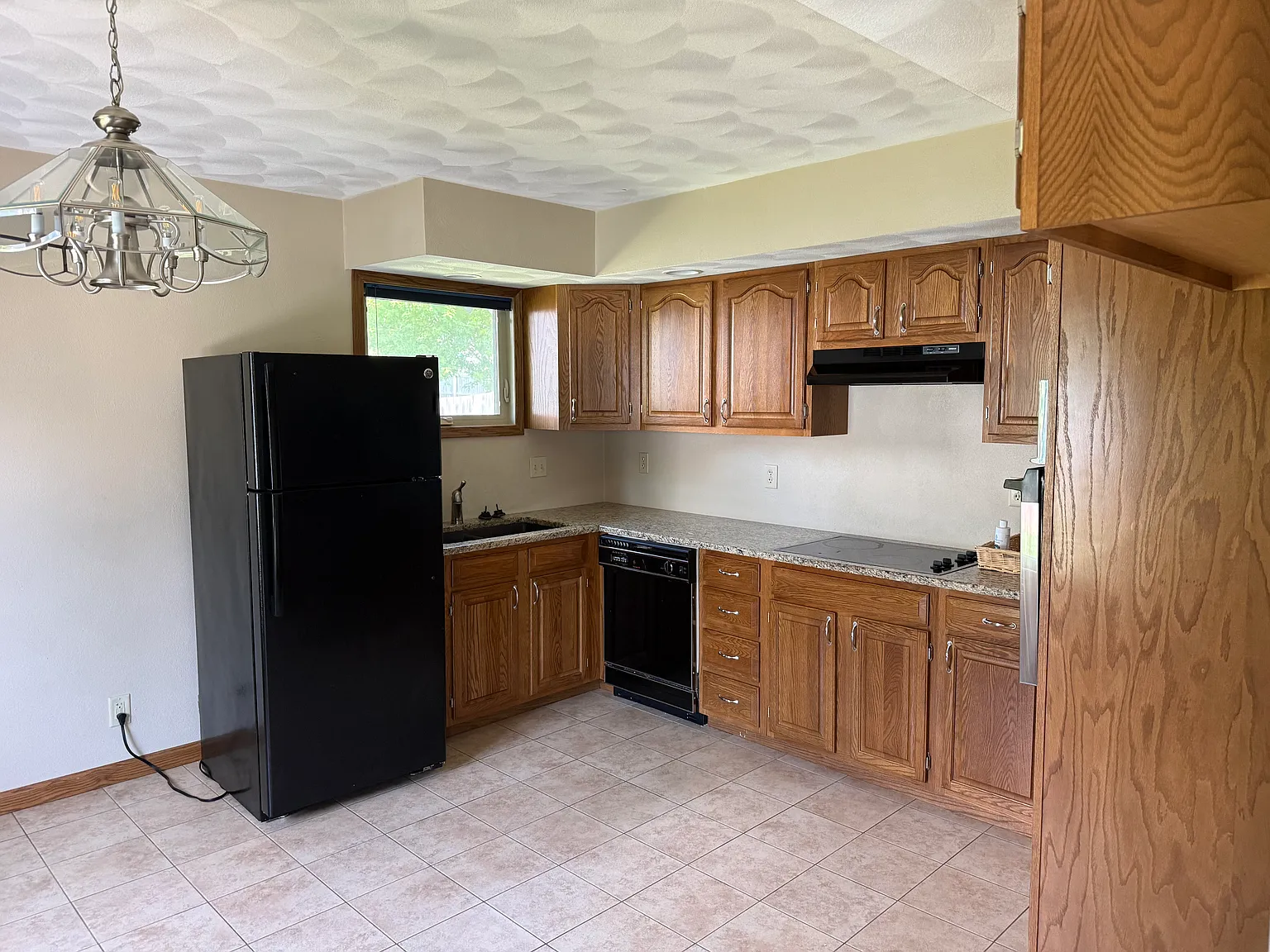 3 bed, 2150 sqft, $2,300 — Photo 2