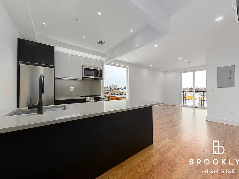 1010 Rogers Ave #5E — Photo 1