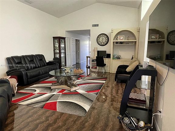 4th image of 104 Executive Cir