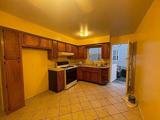 1st image of 18 Bridgetown St #2