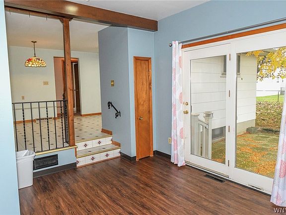 5th image of 32 Mayberry Dr E