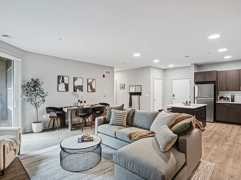 2 Bedroom- Spacious Livingroom